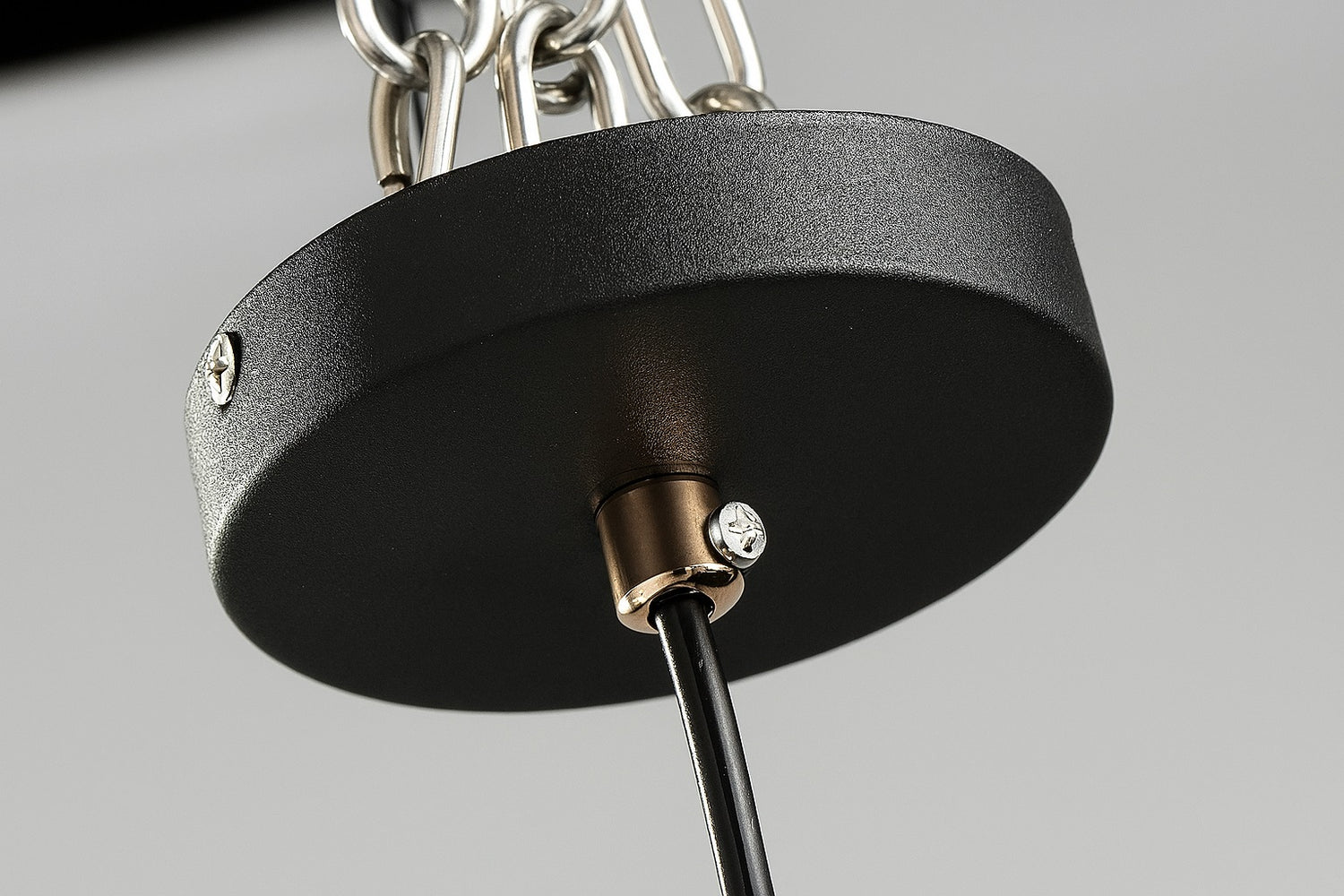 Rosace de plafond noire pour suspension, finition métal mat avec câblage sécurisé et anneaux de fixation robustes