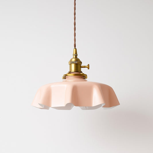 Abat-jour suspension en verre rose poudré ondulé avec douille dorée, style vintage et lumière douce pour intérieur cosy.