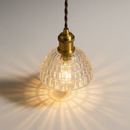 Lampe suspendue vue du dessus, abat-jour en verre à étages diffusant une lumière décorative, douille laiton.