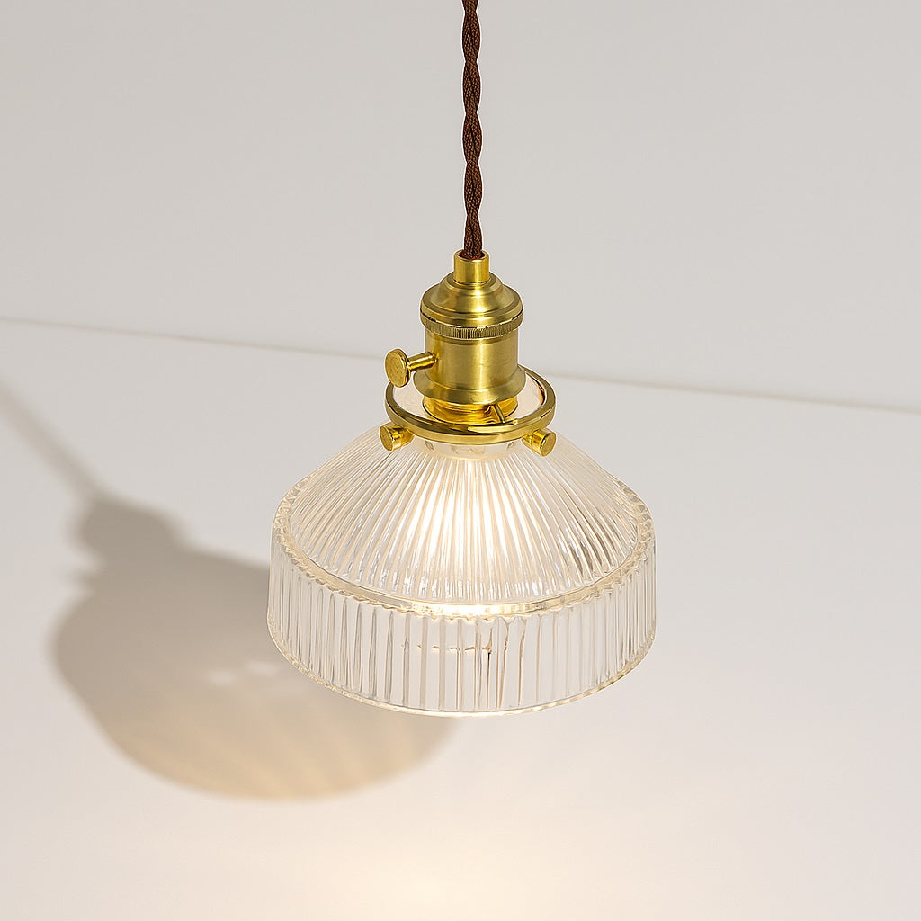 Abat jour suspension en verre nervuré diffusant la lumière avec effet d’ombre, idéal pour une déco lumineuse raffinée.