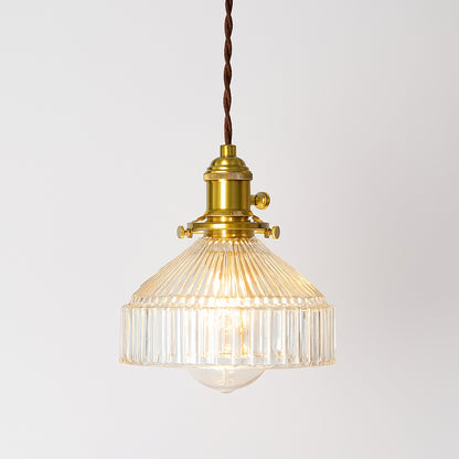 Suspension en verre strié transparent avec douille dorée, abat jour élégant pour éclairage décoratif vintage.