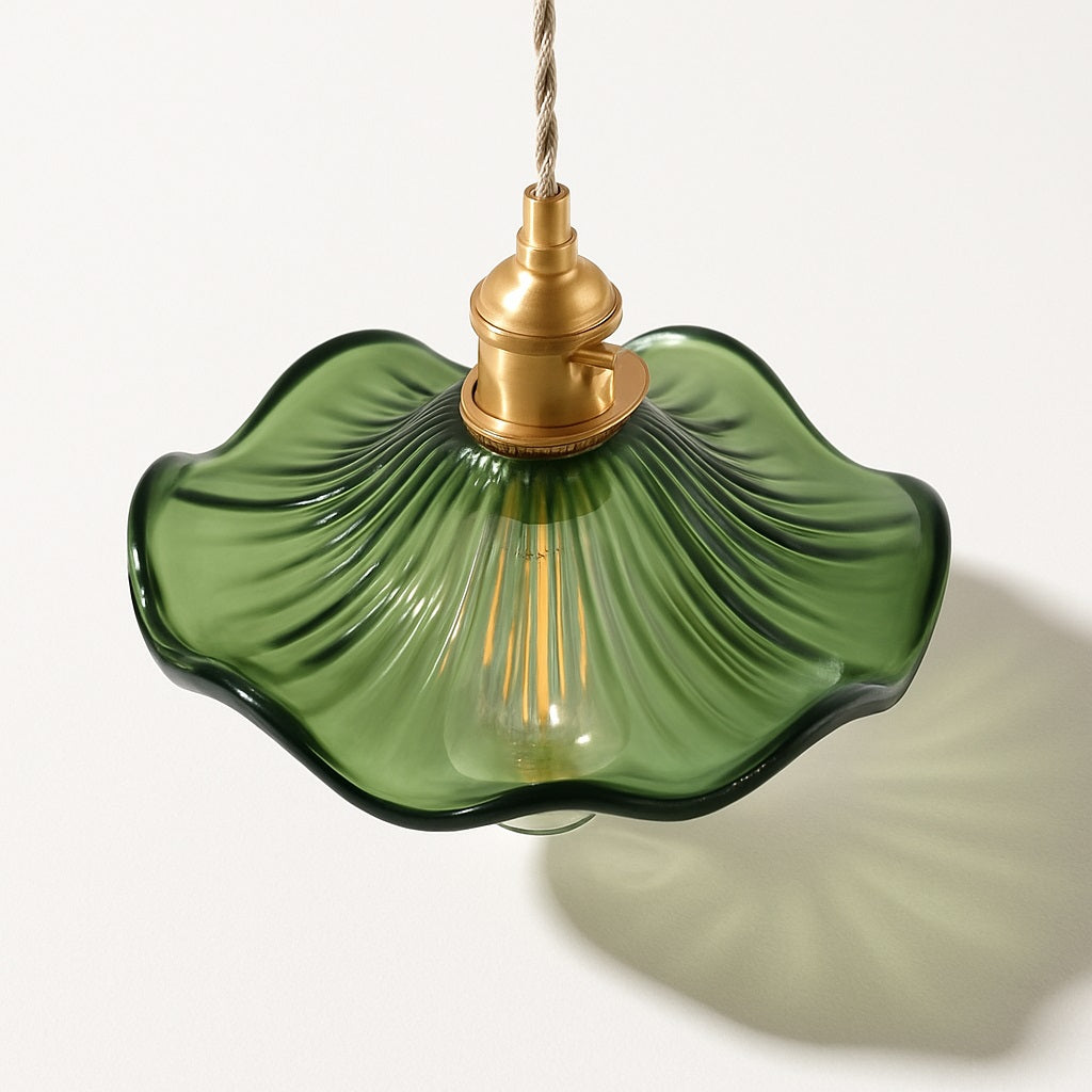 Lampe suspendue en verre vert ondulé, forme florale vue du dessus, douille dorée et ampoule rétro apparente.