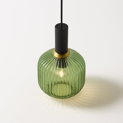 Suspension abat-jour en verre nervuré vert avec douille noire et anneau laiton vue du dessus, lumière allumée.