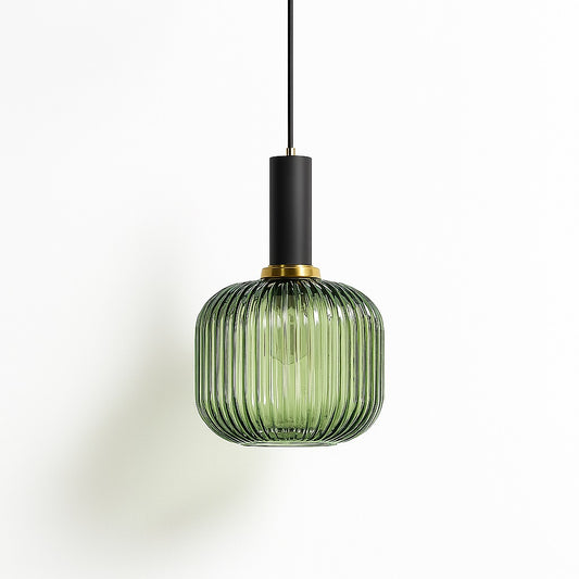 Abat-jour suspension en verre nervuré vert olive avec douille noire et laiton, design rétro chic et lumière douce.