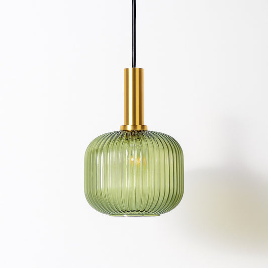 Suspension en verre nervuré vert avec douille dorée, style contemporain, idéale pour lampe ou abat-jour design.
