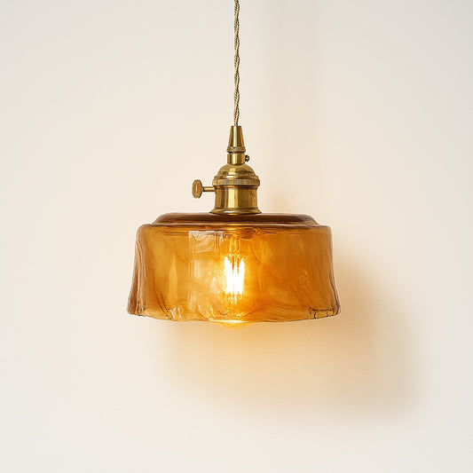Suspension en verre ambré soufflé avec douille laiton, lumière chaude et design organique