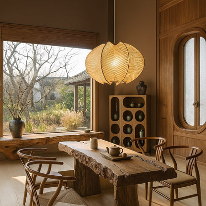 Suspension en coton et bois dans une salle à manger zen, éclairage naturel et design organique.