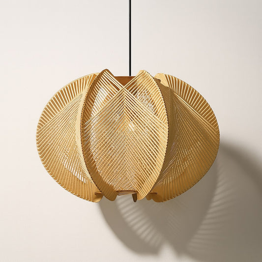 Suspension abat-jour en bois et coton graphique, aux formes sculptées et ombres légères, style naturel et contemporain.
