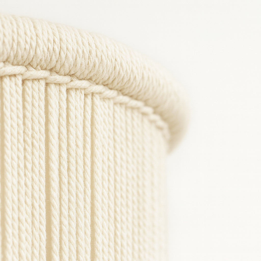 Détail d’un abat-jour suspension en corde tressée, finition macramé et texture naturelle haut de gamme.