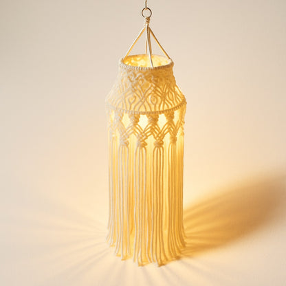 Lampe suspendue en coton blanc noué à la main, style macramé bohème – modèle Milo vu en détail, lumière chaude diffusée.