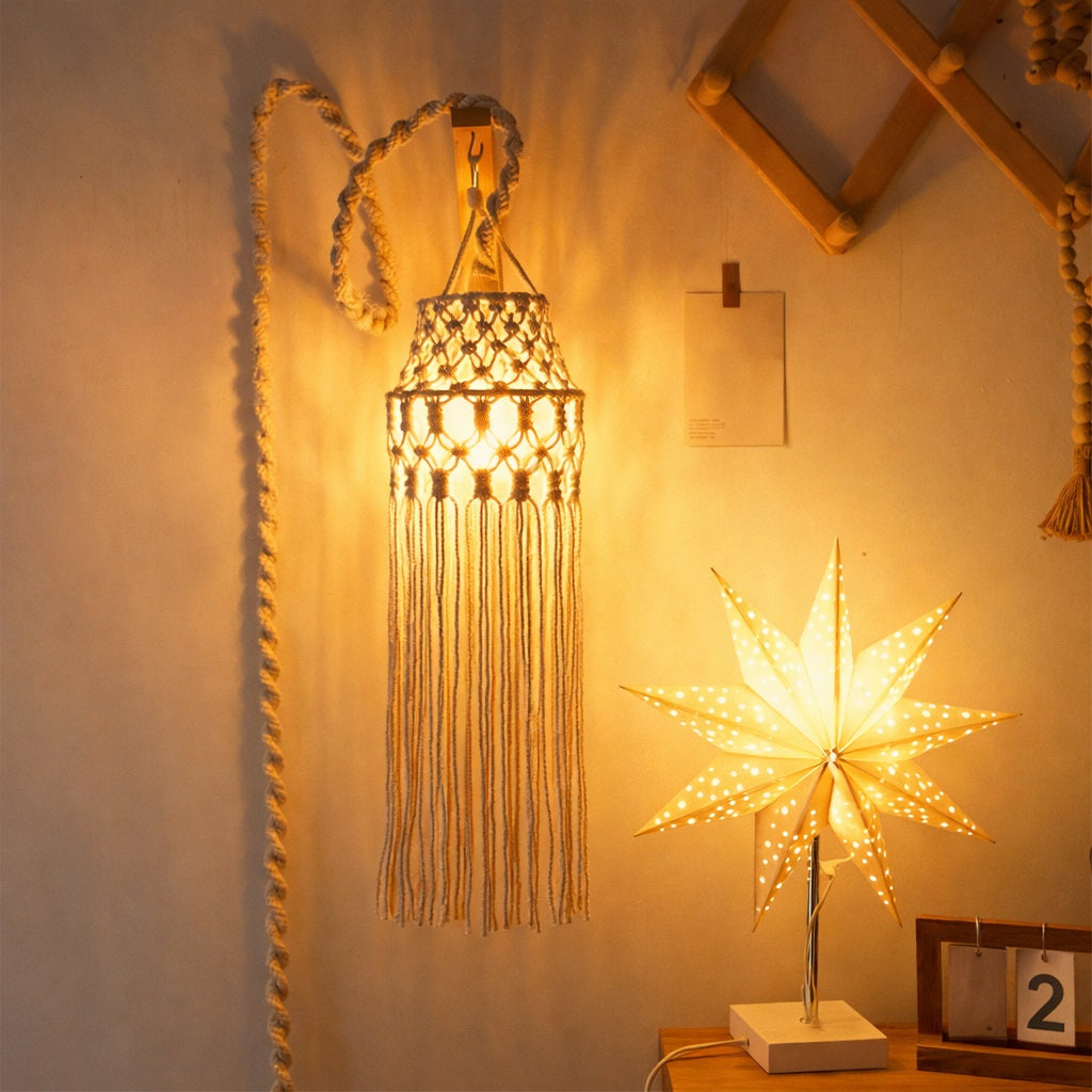 Suspension murale en coton tressé diffusant une lumière chaude, style bohème et artisanal pour décoration intérieure.
