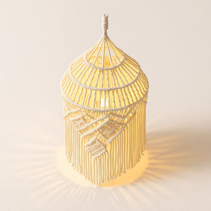 Abat-jour suspension en coton blanc allumé, tressage macramé projetant une lumière douce sur fond blanc