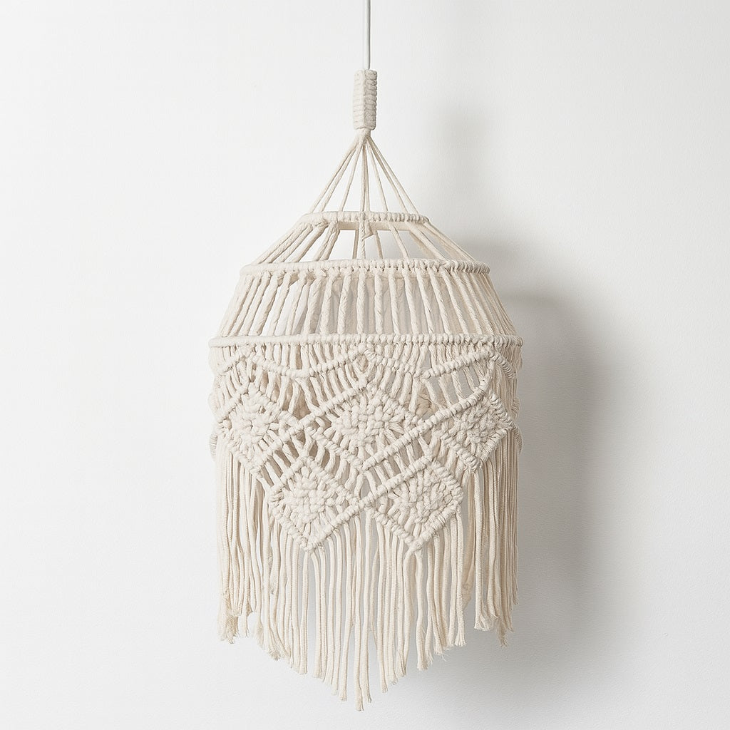 Suspension abat-jour blanc en coton tressé, motif losange en macramé avec franges, pour une lumière douce et décorative.