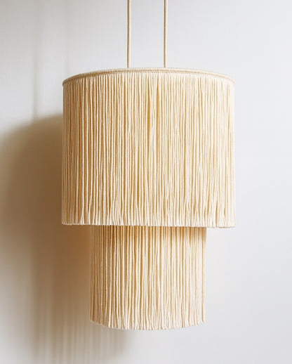 Abat-jour suspension Zuri en coton blanc, franges longues cylindriques pour une lampe déco douce et épurée.