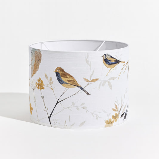 Abat-jour Aubeline blanc à motifs d’oiseaux dorés, idéal pour une lampe de chevet ou un lampadaire élégant.