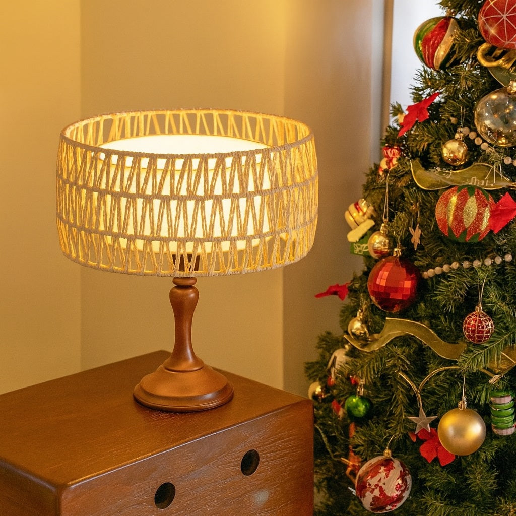 Lampe sur pied en bois avec abat-jour tambour en corde, déco chaleureuse et naturelle pour le salon ou la chambre.