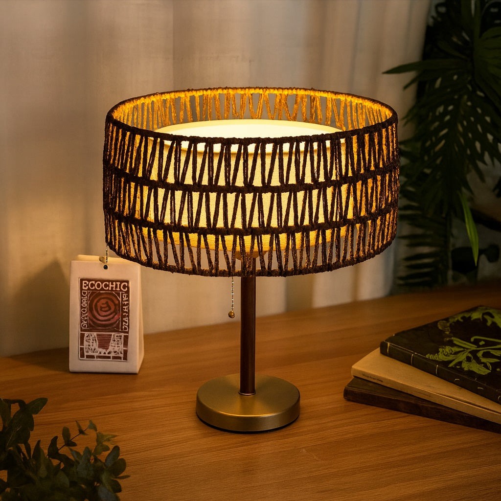 Abat-jour tambour en corde monté sur lampe de chevet, parfait pour une ambiance chaleureuse et apaisante.