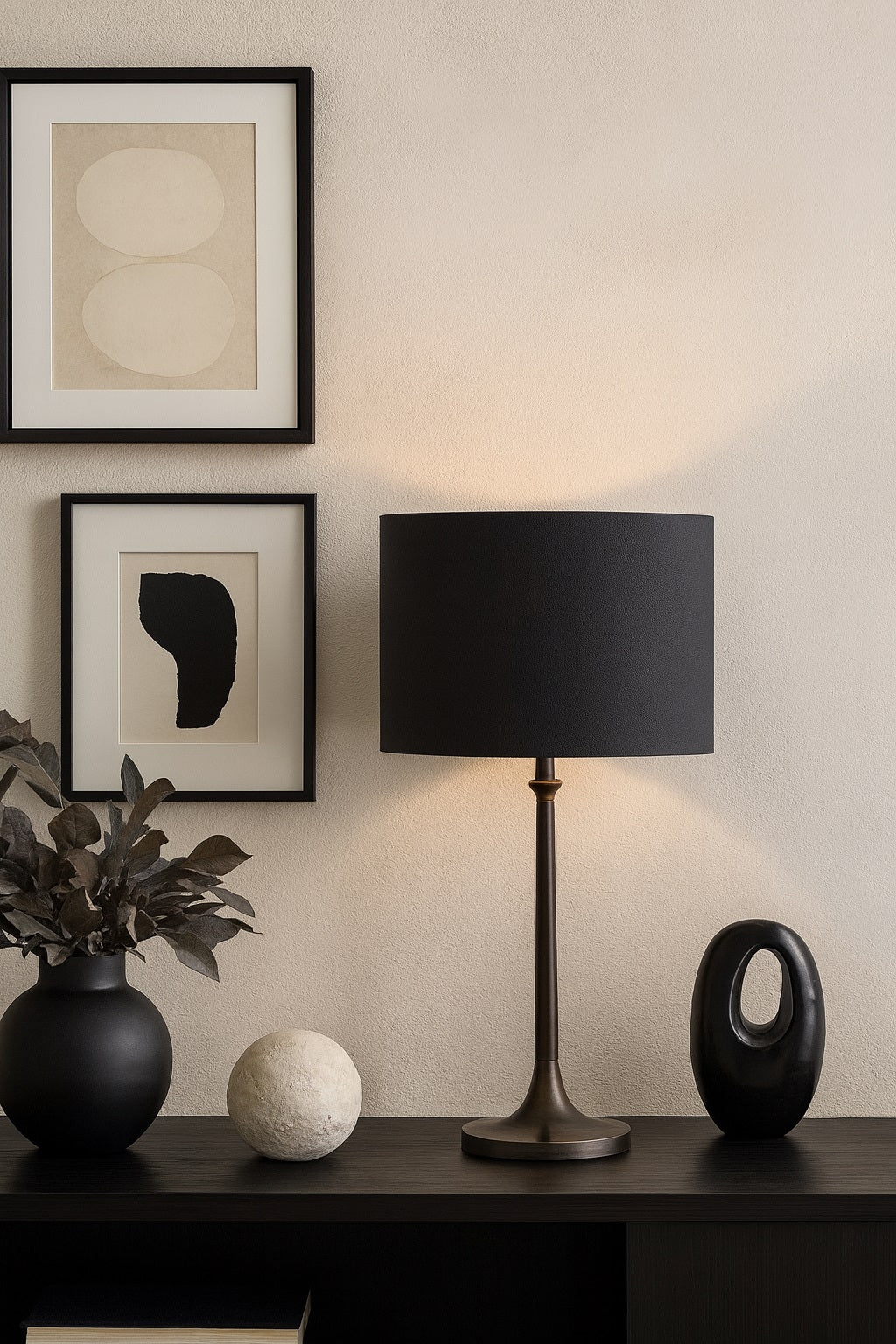 Lampe de chevet moderne avec abat-jour tambour lin gris, lampe sur pied élégante posée sur meuble design.