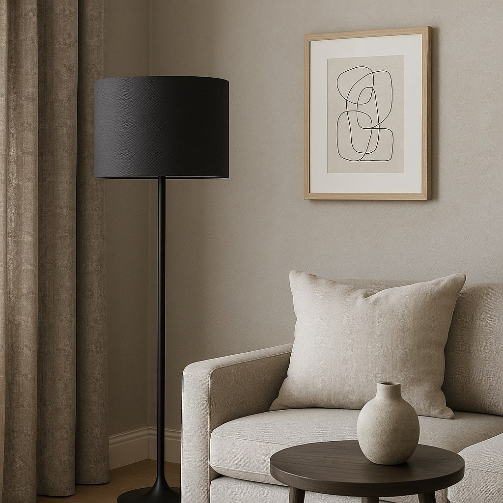 Lampe sur pied avec abat-jour tambour lin gris, design épuré pour salon cosy et contemporain.