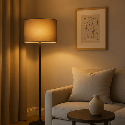 Lampe sur pied moderne avec abat-jour tambour lin gris, éclairage tamisé pour séjour raffiné et élégant.