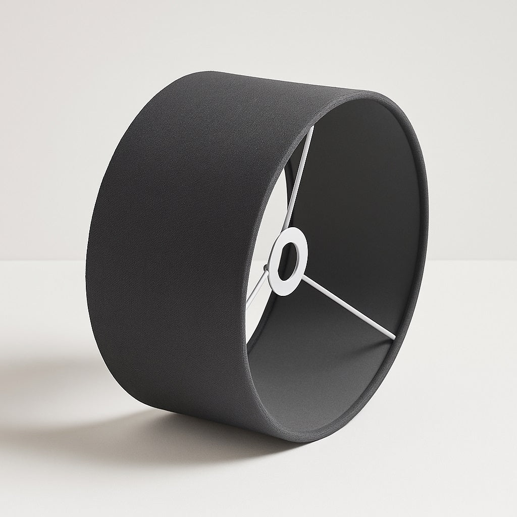 Abat-jour tambour gris foncé en tissu pour lampadaire, design contemporain et raffiné.