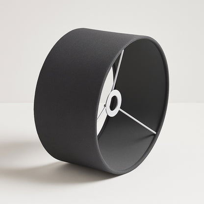 Abat-jour tambour gris foncé en tissu pour lampadaire, design contemporain et raffiné.