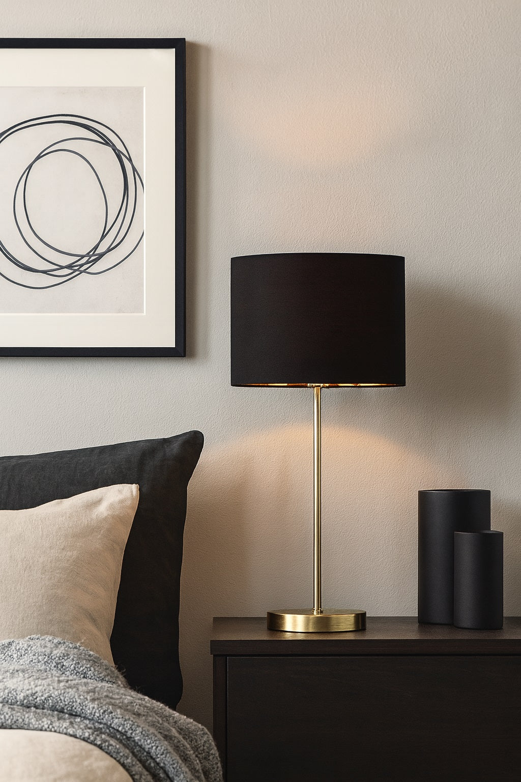 Abat-jour noir sur lampe sur pied dorée, parfait pour créer une ambiance chaleureuse et élégante dans la chambre.