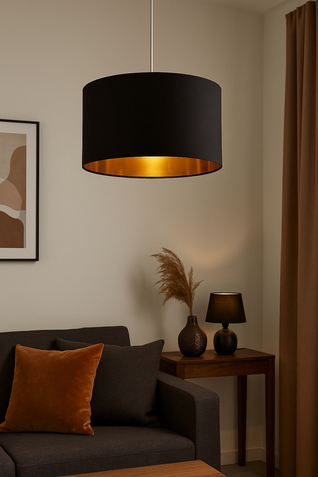 Abat-jour noir intérieur doré suspendu au plafond, idéal pour éclairer un salon avec style et modernité.