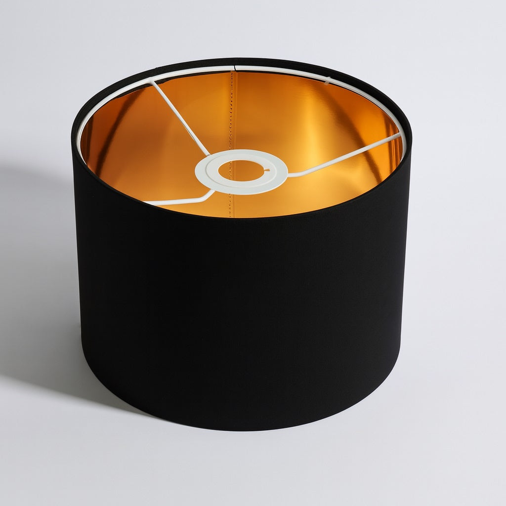 Vue de dessus d’un abat-jour noir intérieur doré, parfait pour lampe sur pied ou suspension design E27.