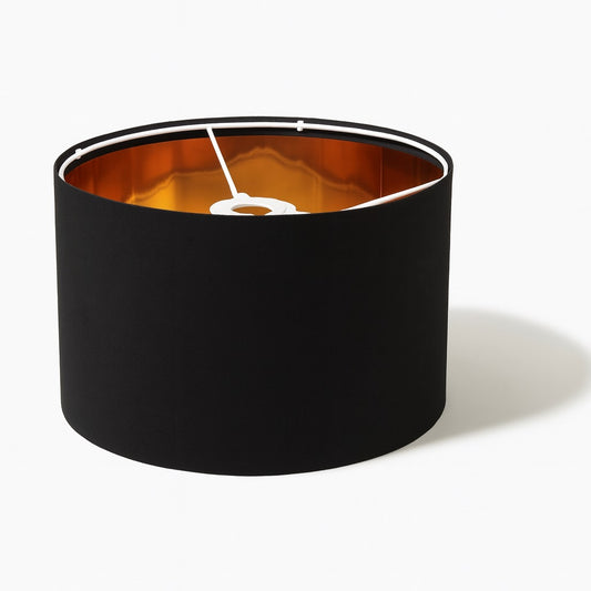 Abat-jour tambour noir intérieur doré, idéal pour suspension ou lampe sur pied au style chic et contemporain.