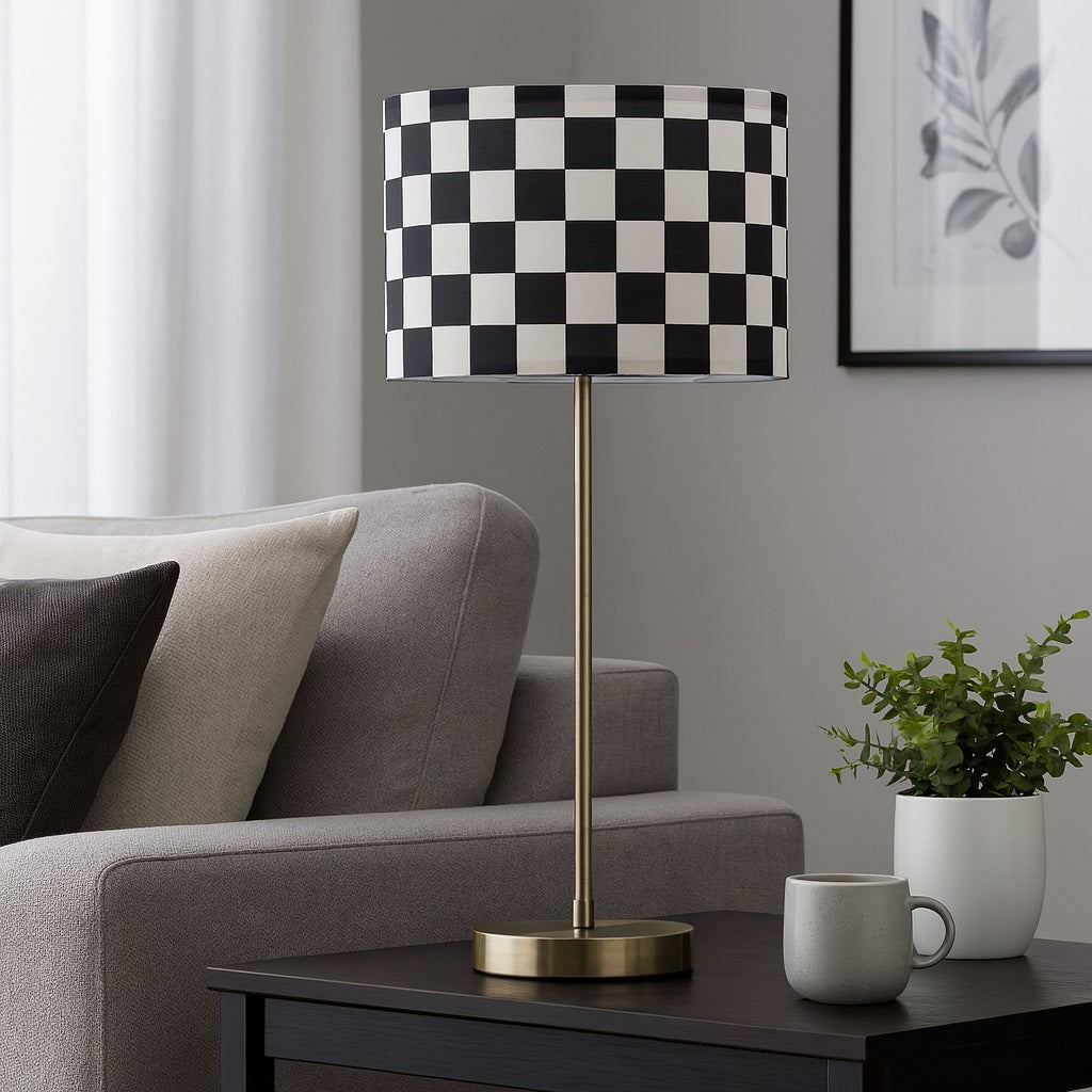Abat-jour Squares noir et blanc installé sur lampadaire de table, style moderne dans un salon lumineux.