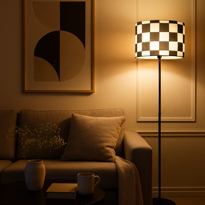 Abat-jour Squares allumé sur lampadaire, lumière chaude et motif damier créant une ambiance cosy.