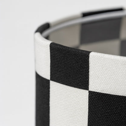 Zoom sur la texture tissu de l’abat-jour Squares pour lampadaire, motif damier noir et blanc haute qualité.