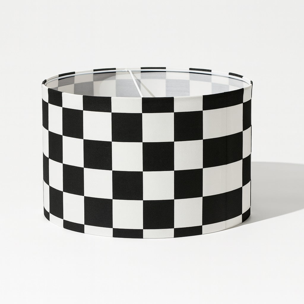 Abat-jour Squares noir et blanc idéal pour lampadaire, design moderne motif damier sur fond blanc en vue 3/4.