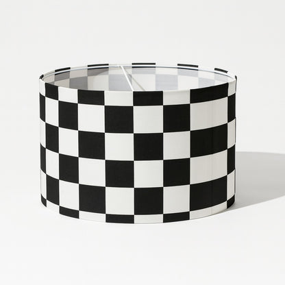 Abat-jour Squares noir et blanc idéal pour lampadaire, design moderne motif damier sur fond blanc en vue 3/4.