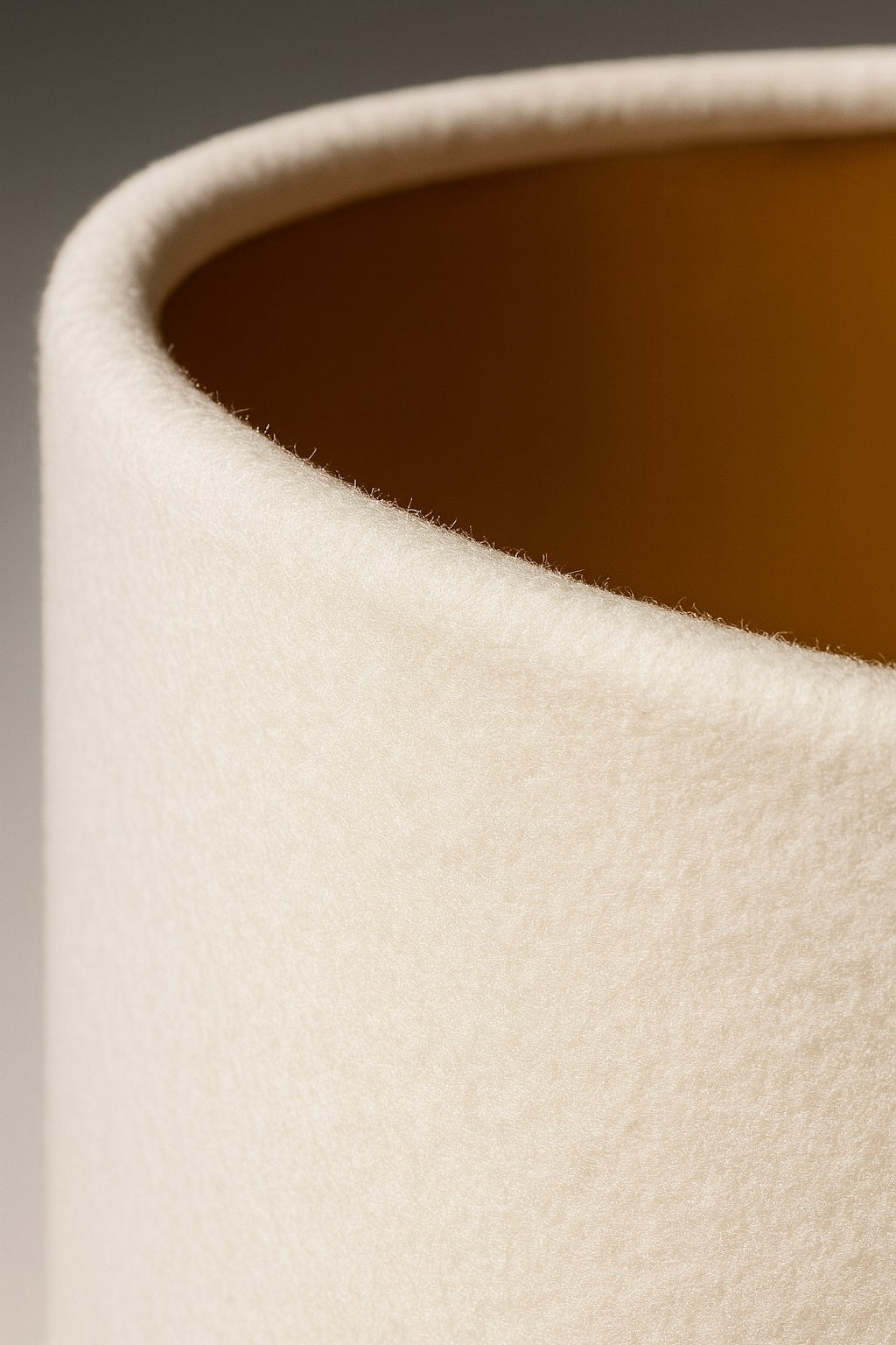 Abat-jour tambour blanc intérieur doré, design raffiné et intemporel pour lampadaire, lampe de chevet ou suspension