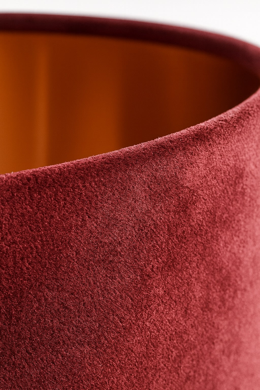 Abat-jour cylindrique velours rouge intérieur doré, accessoire déco intemporel pour lampe de chevet, table ou lampadaire