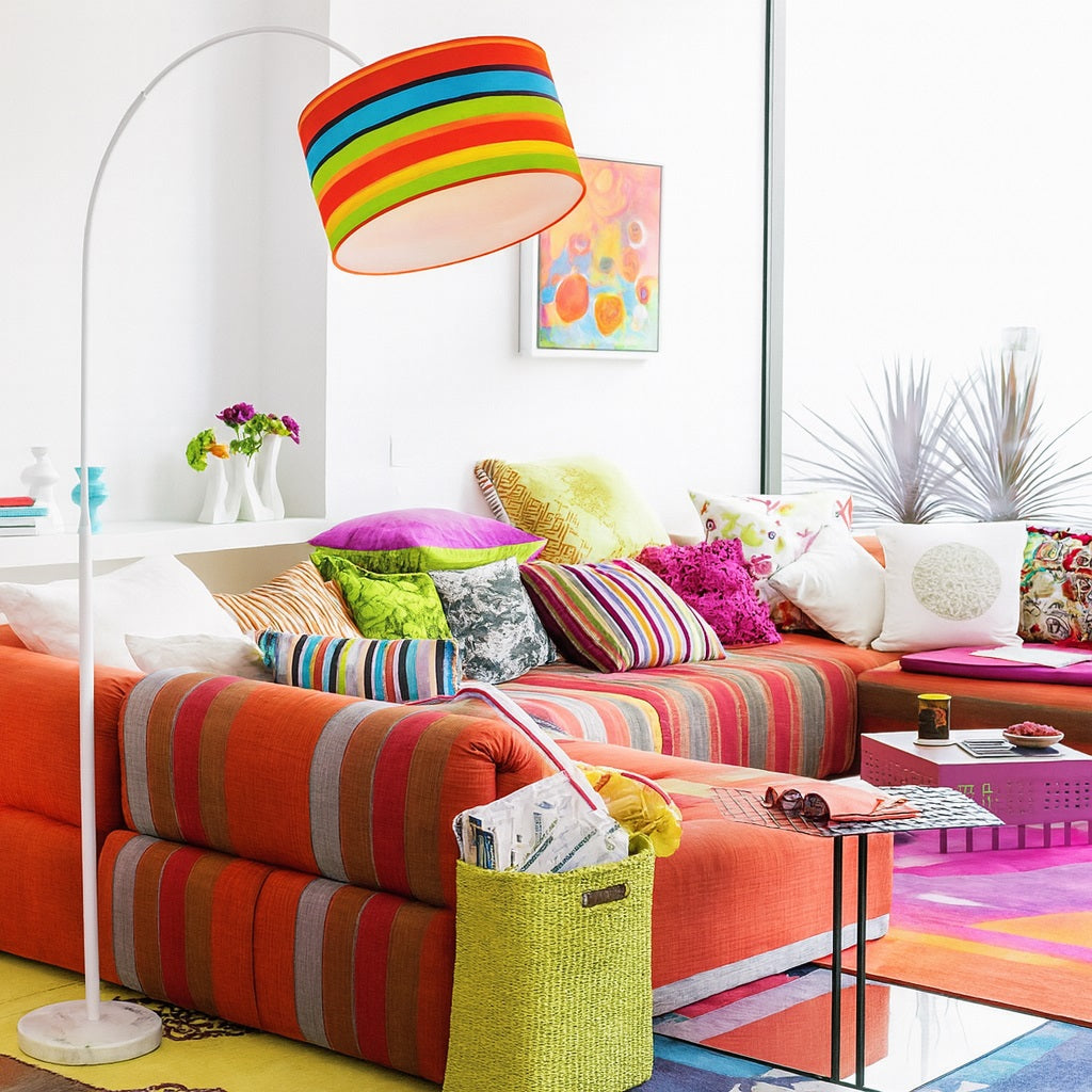 Abat-jour multicolore sur lampadaire dans un salon lumineux, décoration contemporaine et ambiance chaleureuse.