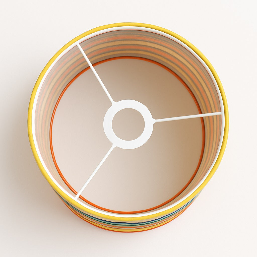 Intérieur d’un abat-jour tambour pour lampadaire, structure blanche et tissu rayé multicolore en vue plongeante.