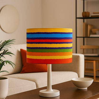 Abat-jour rayé multicolore installé sur lampadaire, éclairage naturel dans un salon moderne et chaleureux.