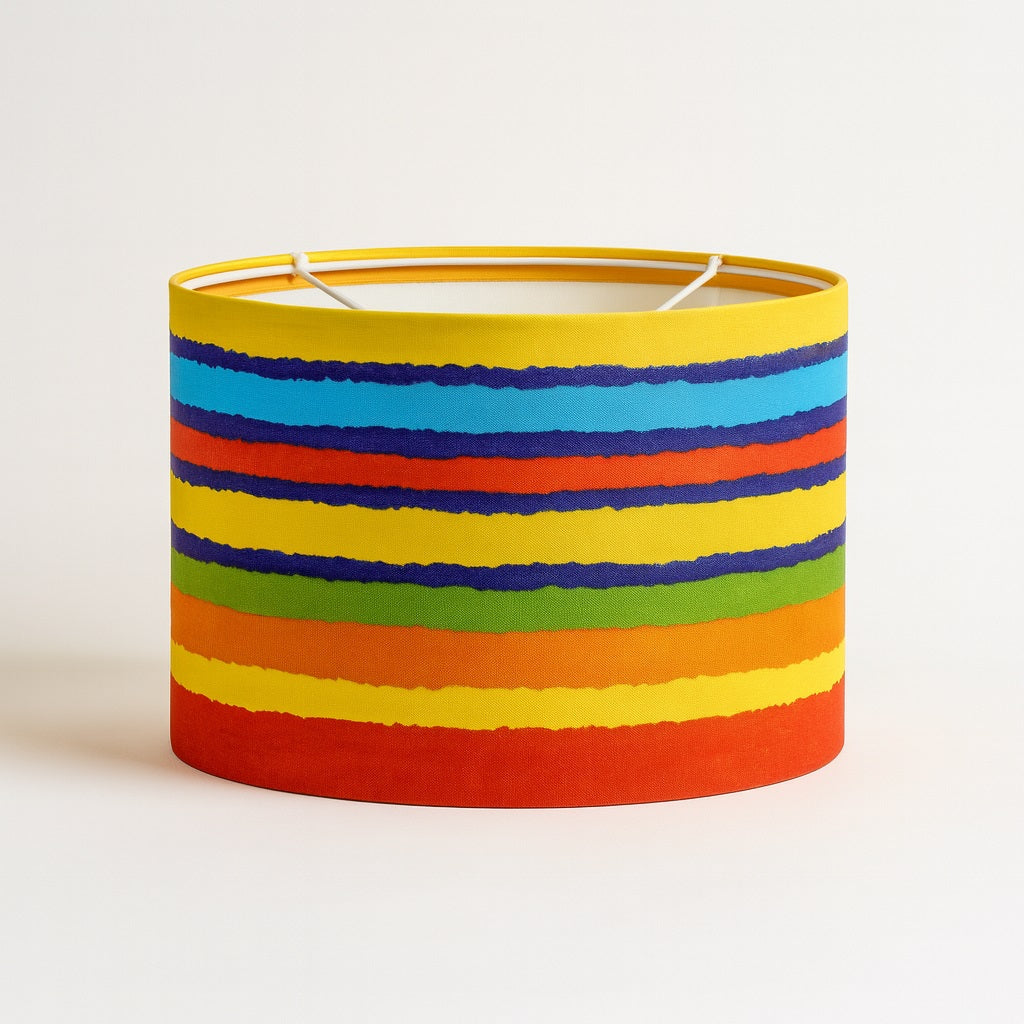 Abat-jour tambour coloré pour lampadaire, rayures multicolores modernes en tissu, design lumineux et décoratif.