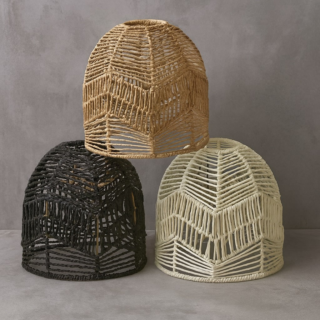 Collection d’abat-jour en fibre tressée naturelle, modèles blanc, beige et noir au style bohème artisanal